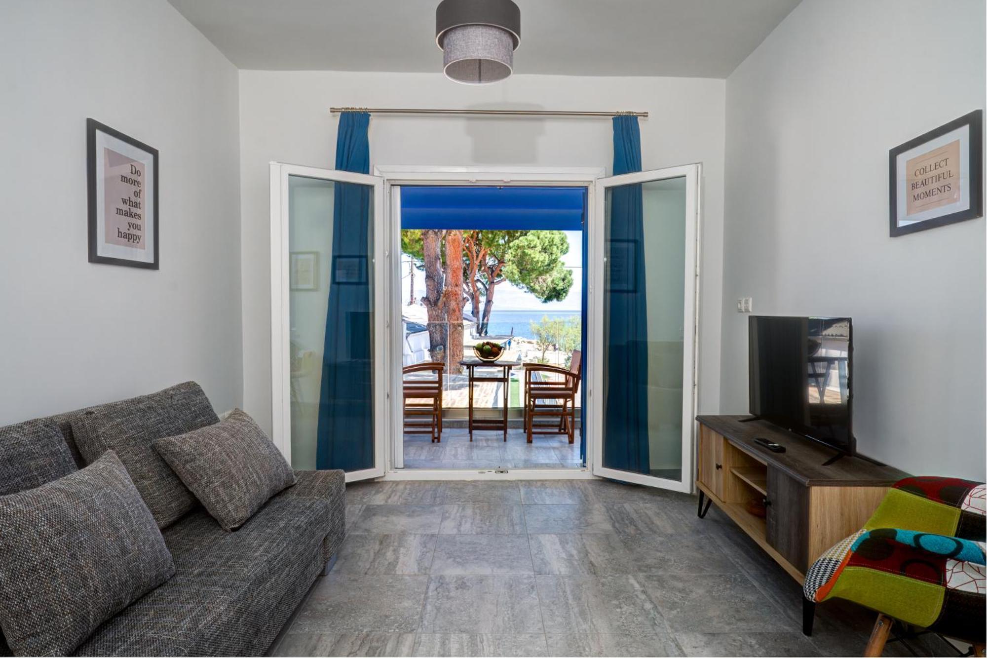 Molos Beachfront Apartments In Diakoptó Kültér fotó