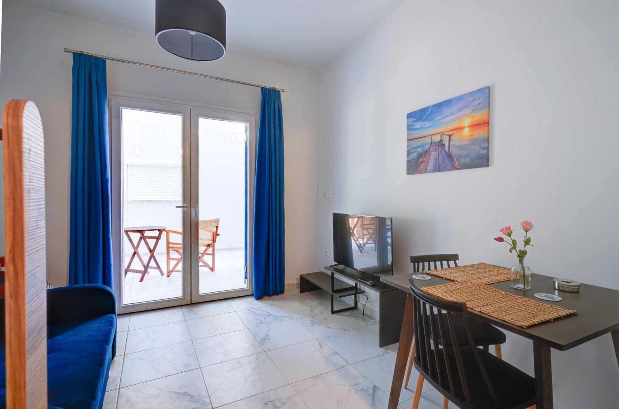 Molos Beachfront Apartments In Diakoptó Szoba fotó